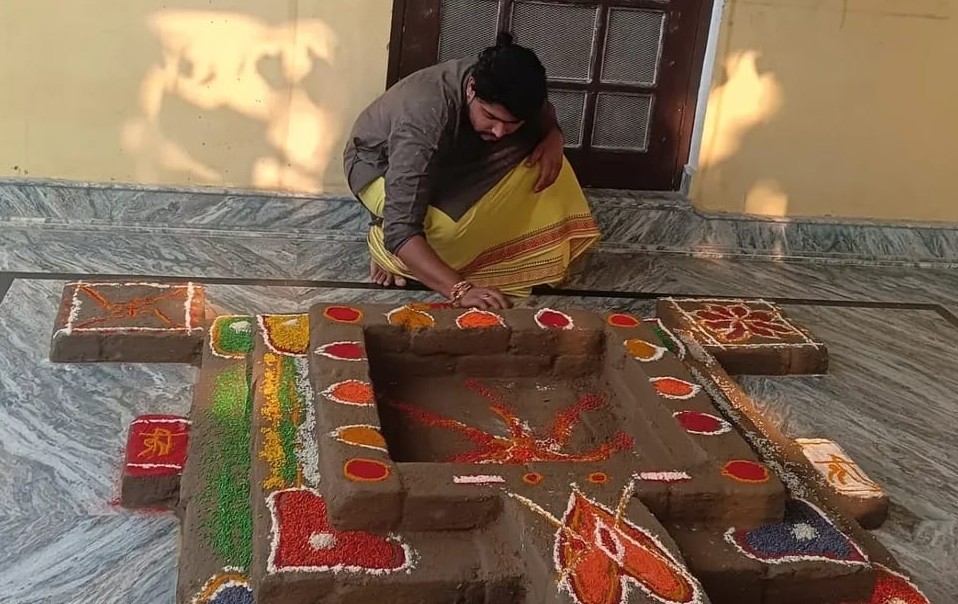 Pandit Mohit Kala seated